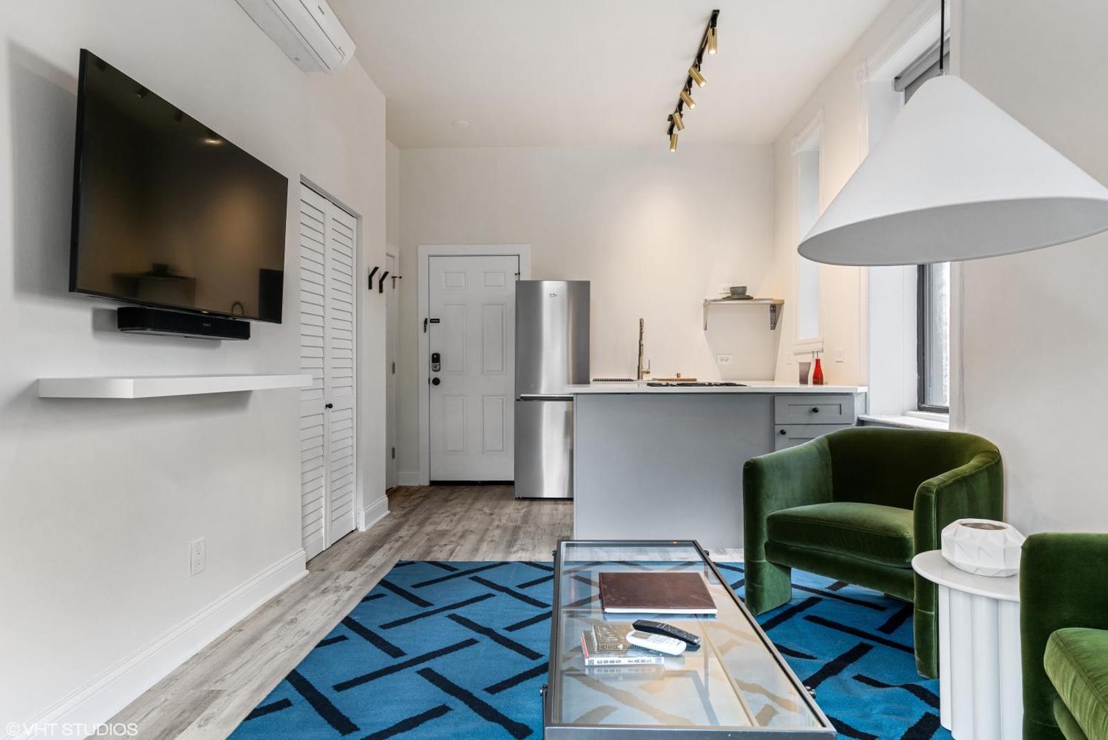 One Bedroom Suite in East Lincoln Park Main image 2